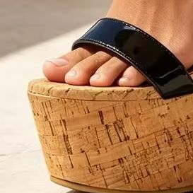 Cork Wedge Sandal - Женские сандалии-мюли с открытым носком на
