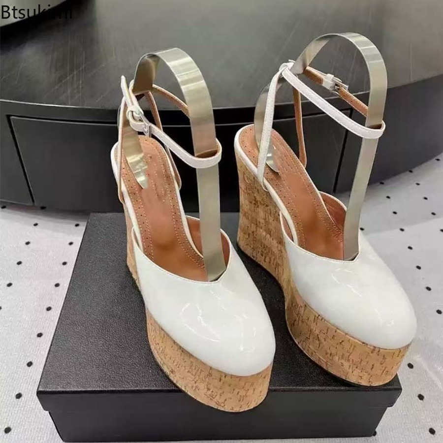 Cork Wedge Sandal - Женские босоножки на танкетке из лакированной