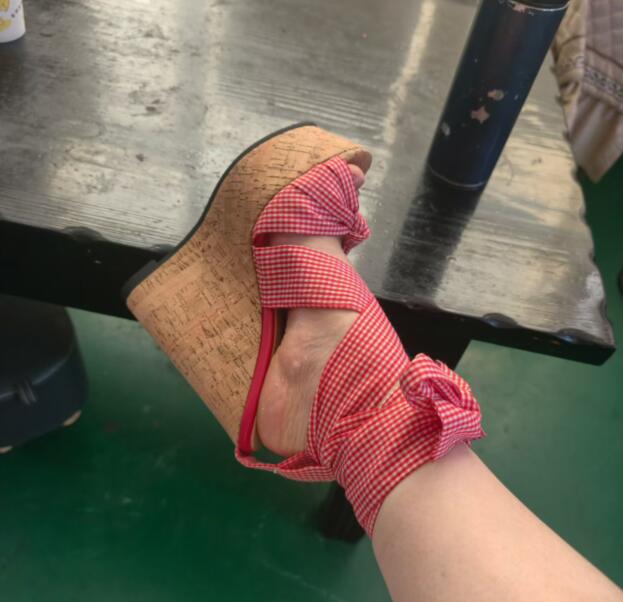 Нежно-розово-белые шелковые са – обзор и цена Cork Wedge Sandal